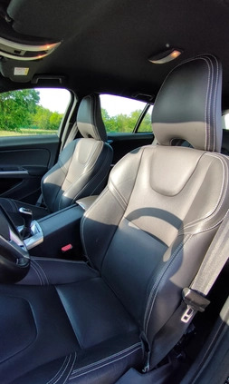 Volvo V60 cena 65000 przebieg: 99750, rok produkcji 2018 z Toruń małe 211